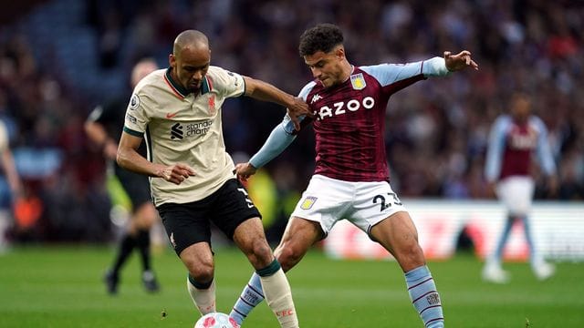 Aston Villas Philippe Coutinho (r) kämpft mit Liverpools Fabinho um den Ball.