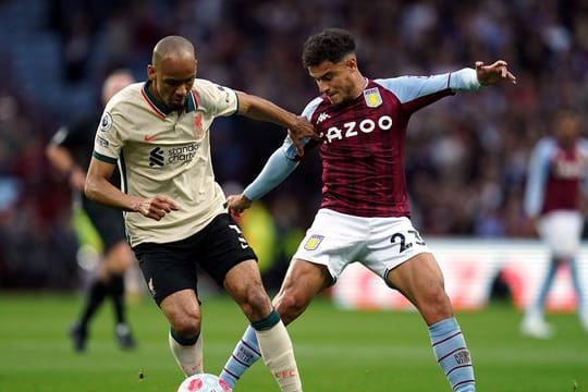 Aston Villas Philippe Coutinho (r) kämpft mit Liverpools Fabinho um den Ball.