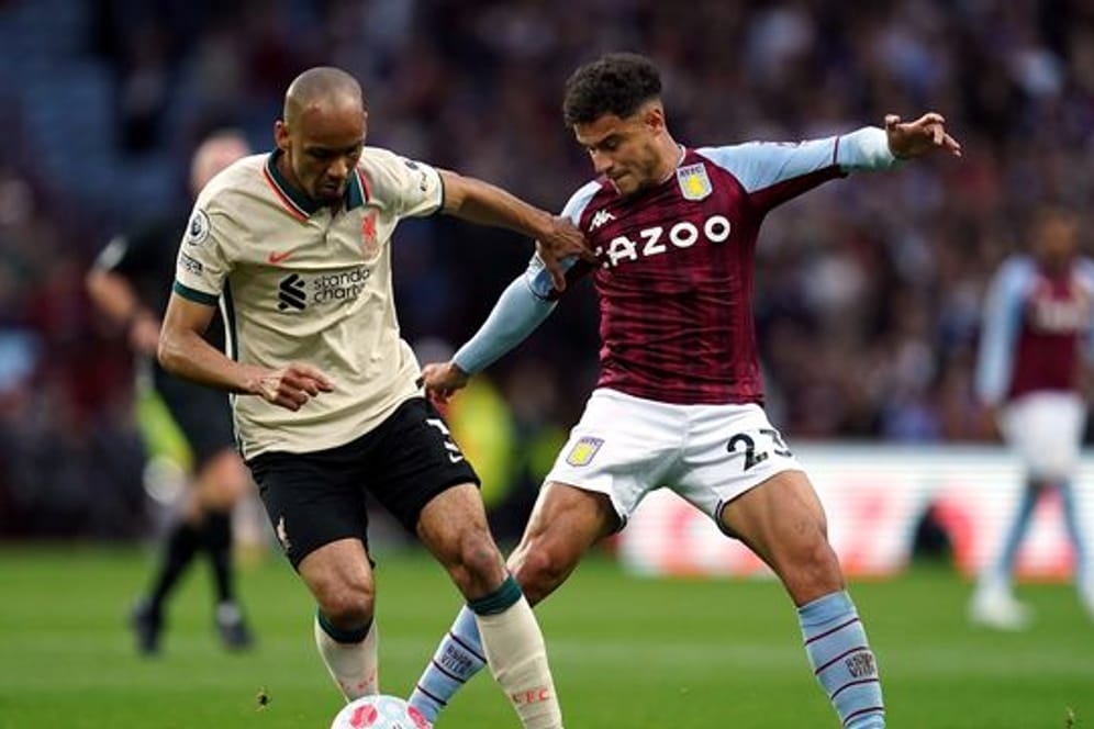 Aston Villas Philippe Coutinho (r) kämpft mit Liverpools Fabinho um den Ball.