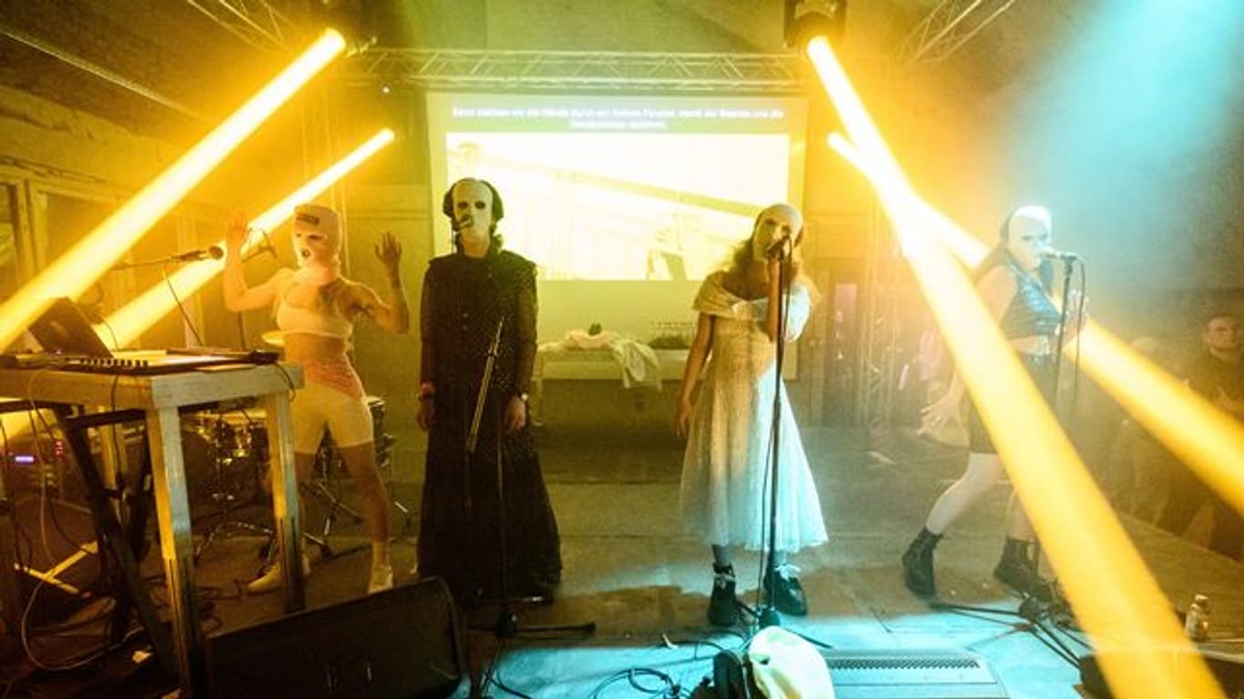 Diana Burkot (l-r), Anton Ponomarev, Maria Aljochina und Olga Borisova beim Konzert ihrer kremlkritischen und feministischen Band Pussy Riot im Funkhaus Berlin.