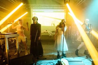 Diana Burkot (l-r), Anton Ponomarev, Maria Aljochina und Olga Borisova beim Konzert ihrer kremlkritischen und feministischen Band Pussy Riot im Funkhaus Berlin.