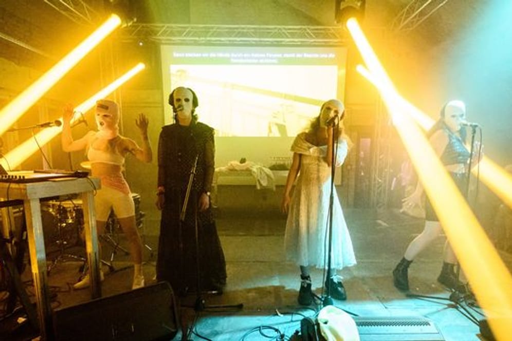 Diana Burkot (l-r), Anton Ponomarev, Maria Aljochina und Olga Borisova beim Konzert ihrer kremlkritischen und feministischen Band Pussy Riot im Funkhaus Berlin.