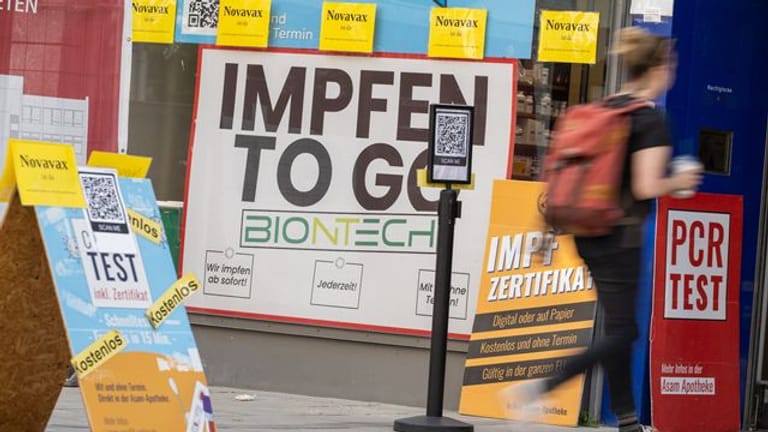 Eine Apotheke in der Münchener Innenstadt bietet "Impfen to go" an - die Impfquote ist laut RKI seit mehreren Wochen fast unverändert.