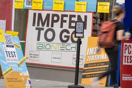 Eine Apotheke in der Münchener Innenstadt bietet "Impfen to go" an - die Impfquote ist laut RKI seit mehreren Wochen fast unverändert.