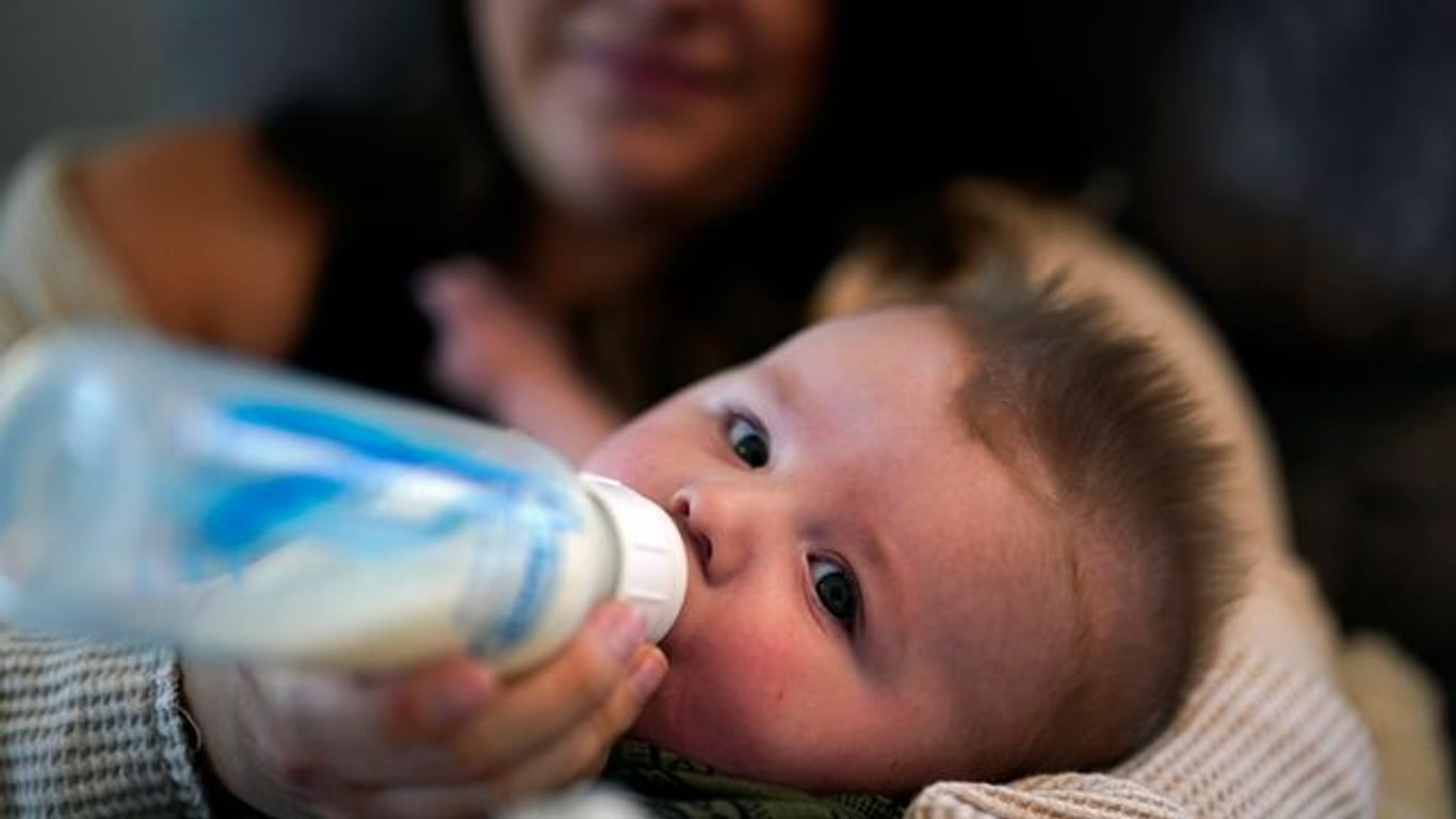Ashley Maddox füttert ihren fünf Monate alten Sohn Cole mit Säuglingsnahrung, die sie über eine Facebook-Gruppe für Mütter in Not gekauft hat.