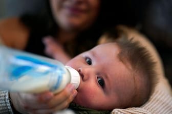 Ashley Maddox füttert ihren fünf Monate alten Sohn Cole mit Säuglingsnahrung, die sie über eine Facebook-Gruppe für Mütter in Not gekauft hat.