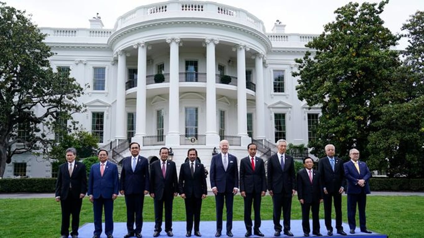US-Präsident Joe Biden (M) und die Staats- und Regierungschefs des Verbands Südostasiatischer Nationen (ASEAN) beim Fototermin vor dem Weißen Haus in Washington.