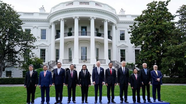 US-Präsident Joe Biden (M) und die Staats- und Regierungschefs des Verbands Südostasiatischer Nationen (ASEAN) beim Fototermin vor dem Weißen Haus in Washington.