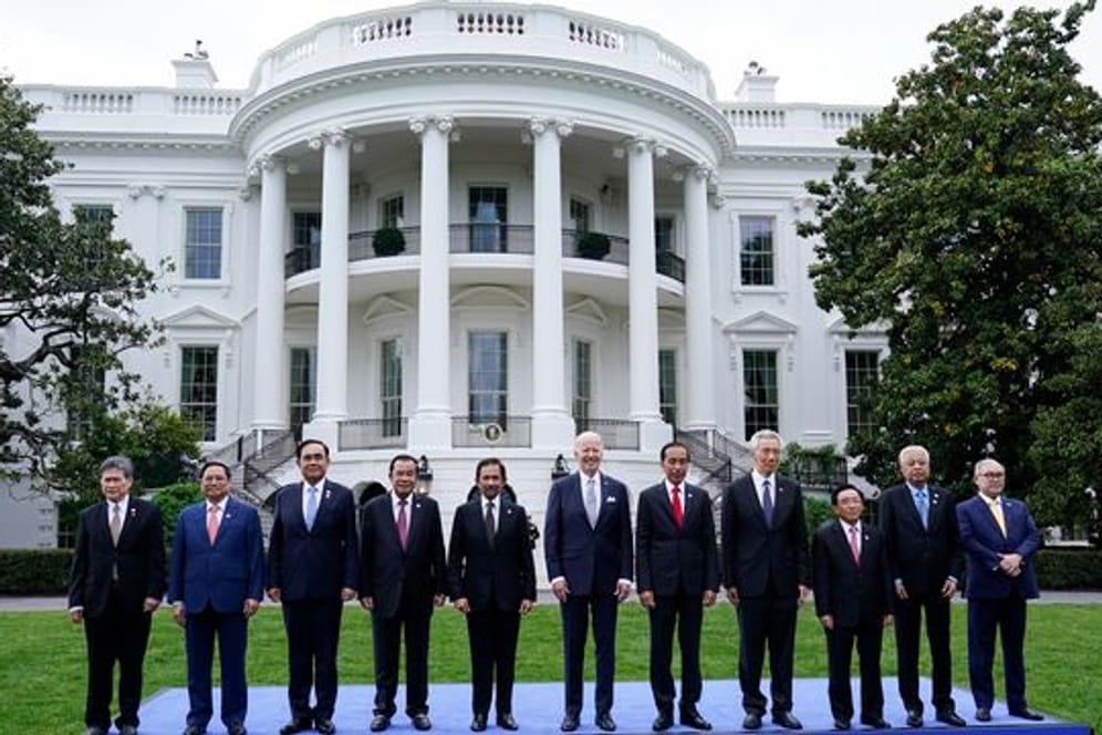 US-Präsident Joe Biden (M) und die Staats- und Regierungschefs des Verbands Südostasiatischer Nationen (ASEAN) beim Fototermin vor dem Weißen Haus in Washington.