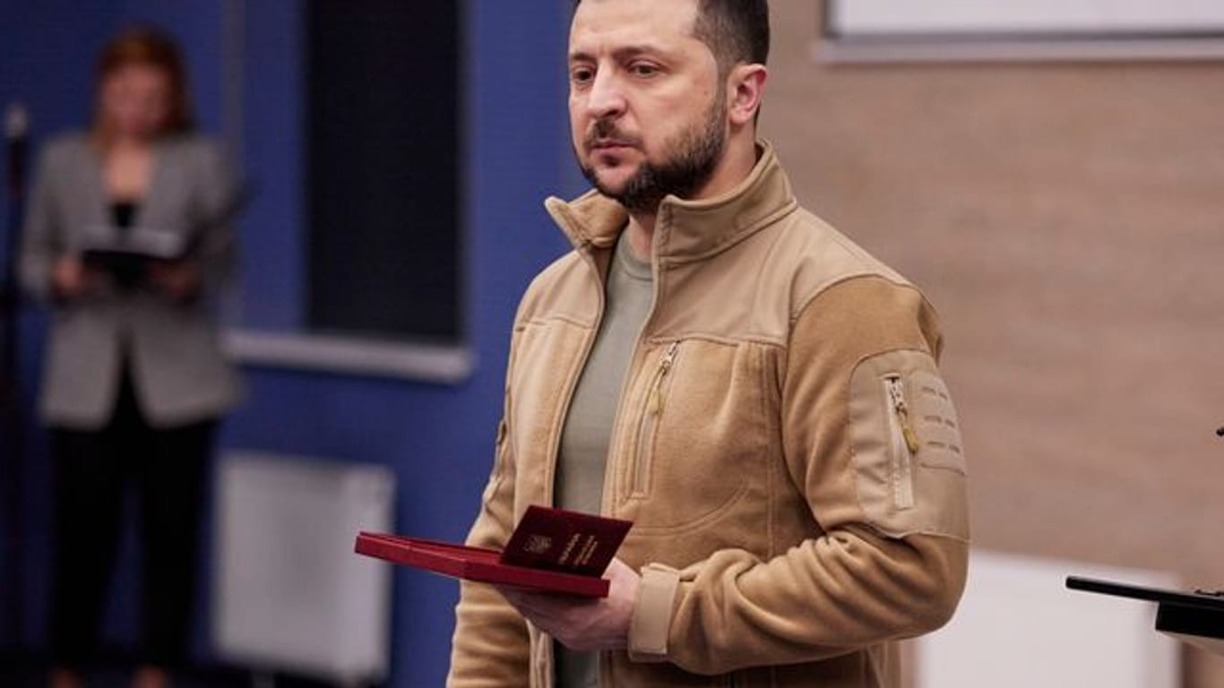 Der ukraininsche Wolodymyr Selenskyj verleiht Medaillen an medizinisches Personal in Kiew.
