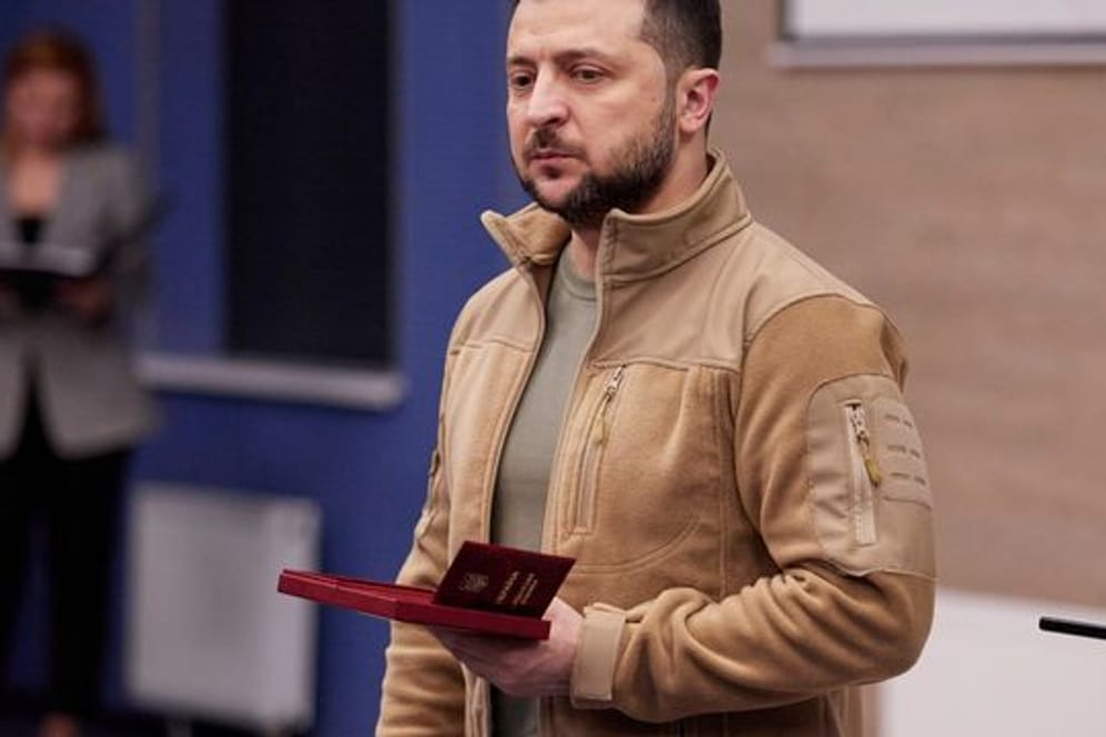 Der ukraininsche Wolodymyr Selenskyj verleiht Medaillen an medizinisches Personal in Kiew.