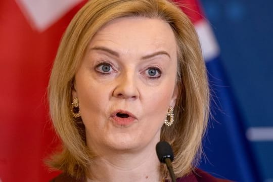 Großbritanniens Außenministerin Liz Truss während einer Pressekonferenz in Vilnius.