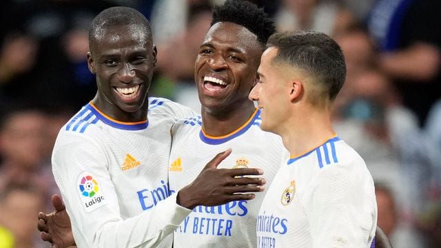 Vinicius Junior (M) von Real Madrid feiert mit seinen Mannschaftskameraden das 5:0 gegen UD Levante.