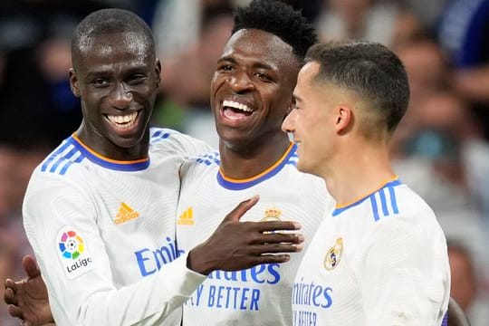 Vinicius Junior (M) von Real Madrid feiert mit seinen Mannschaftskameraden das 5:0 gegen UD Levante.