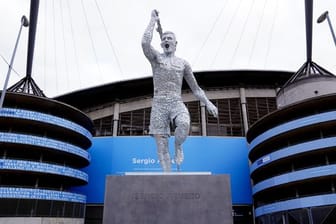 Die Statue des früheren Stümers Sergio Agüero von Manchester City steht an der Ostseite des Etihad-Stadions.