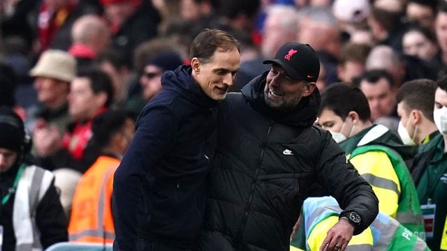 Thomas Tuchel (l), Trainer des FC Chelsea, und Jürgen Klopp, Trainer des FC Liverpool, treffen im FA-Cup-Finale aufeinander.