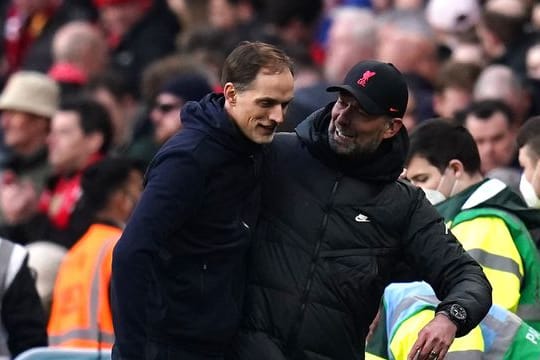 Thomas Tuchel (l), Trainer des FC Chelsea, und Jürgen Klopp, Trainer des FC Liverpool, treffen im FA-Cup-Finale aufeinander.