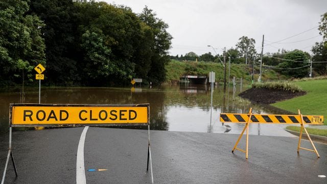 Die Marsden Parade an der Brisbane Street in Ipswich wurde gesperrt, nachdem starke Regenfälle zu Überschwemmungen geführt hatten. Die Marsden Parade an der Brisbane Street in Ipswich wurde gesperrt, nachdem starke Regenfälle zu Überschwemmungen geführt hatten.