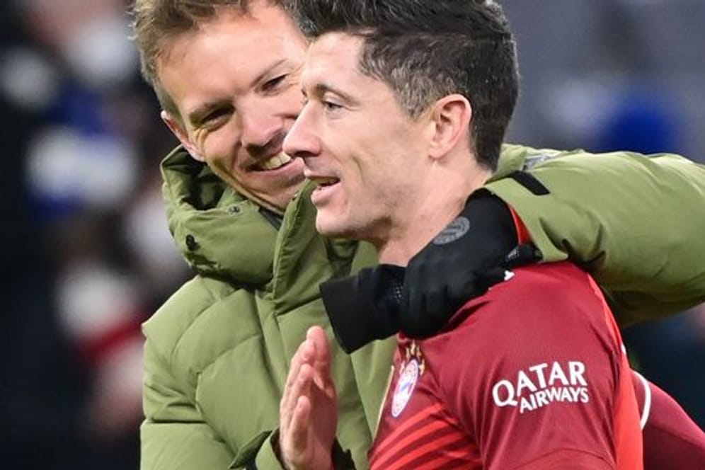 Münchens Trainer Julian Nagelsmann (l) plant wie gewohnt mit Robert Lewandowski.