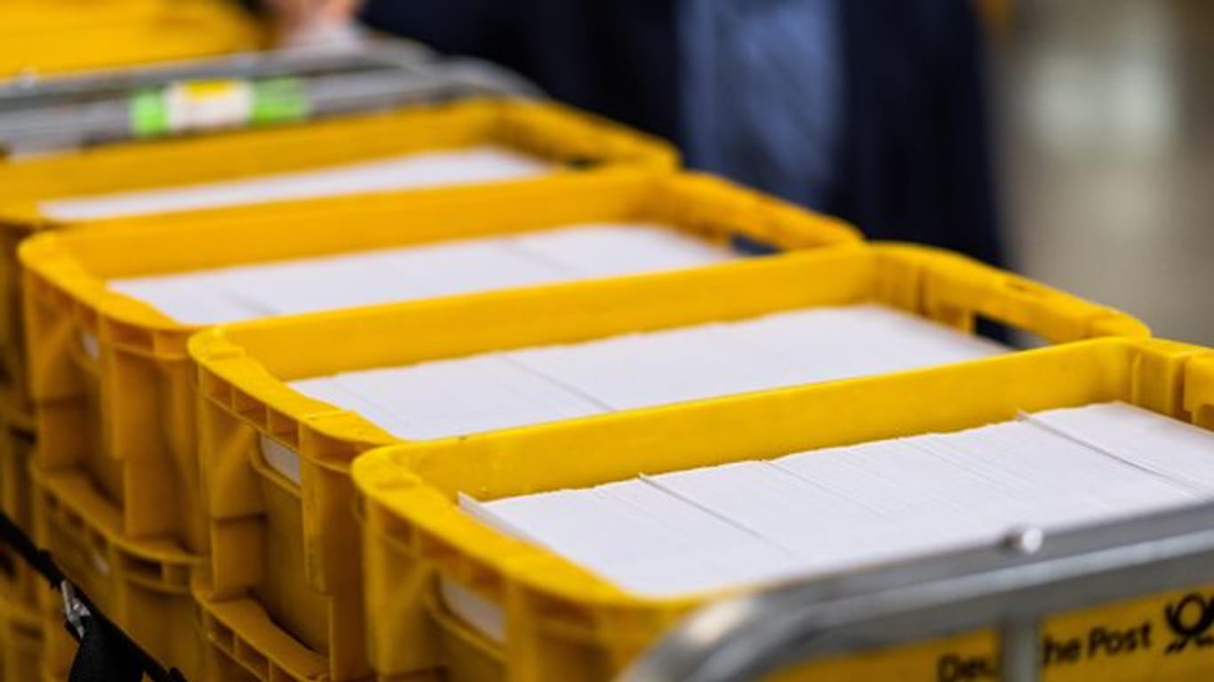 Sendungen des Zensus 2022 liegen im Briefzentrum Offenburg der Deutschen Post in Logistikbehältern.