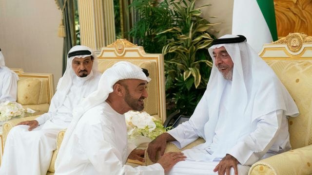 Auf diesem Foto der Emirates News Agency, WAM, wird Scheich Khalifa bin Zayed Al Nahyan, der Präsident der Vereinigten Arabischen Emirate und Herrscher von Abu Dhabi (r) von Scheich Mohammed bin Zayed Al Nahyan begrüßt, dem Kronprinzen von Abu Dhabi (M).