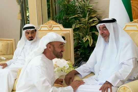 Auf diesem Foto der Emirates News Agency, WAM, wird Scheich Khalifa bin Zayed Al Nahyan, der Präsident der Vereinigten Arabischen Emirate und Herrscher von Abu Dhabi (r) von Scheich Mohammed bin Zayed Al Nahyan begrüßt, dem Kronprinzen von Abu Dhabi (M).