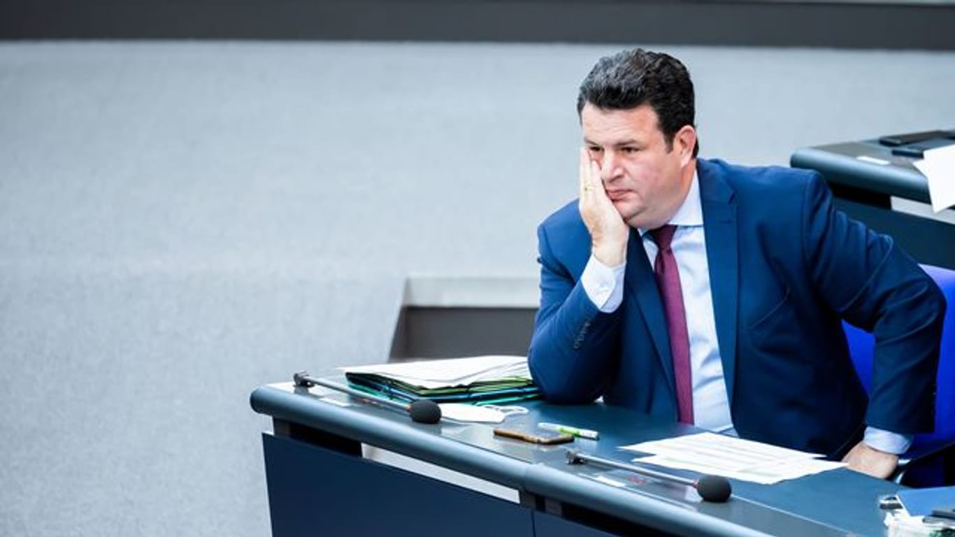 Hubertus Heil (SPD), Bundesminister für Arbeit und Soziales, im Plenum des Deutschen Bundestages.