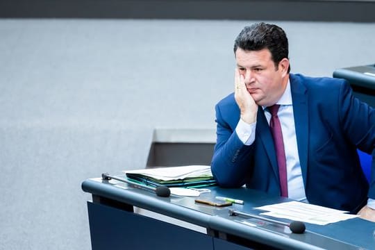 Hubertus Heil (SPD), Bundesminister für Arbeit und Soziales, im Plenum des Deutschen Bundestages.