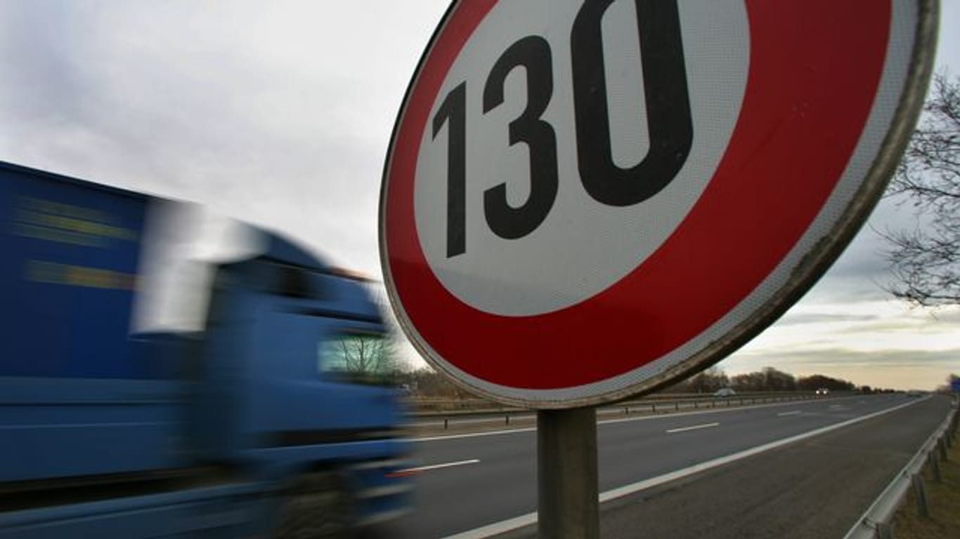 An der Autobahn A10 bei Mühlenbeck zeigt ein Schild die erlaubte Höchstgeschwindigkeit mit 130 Stundenkilometern an.