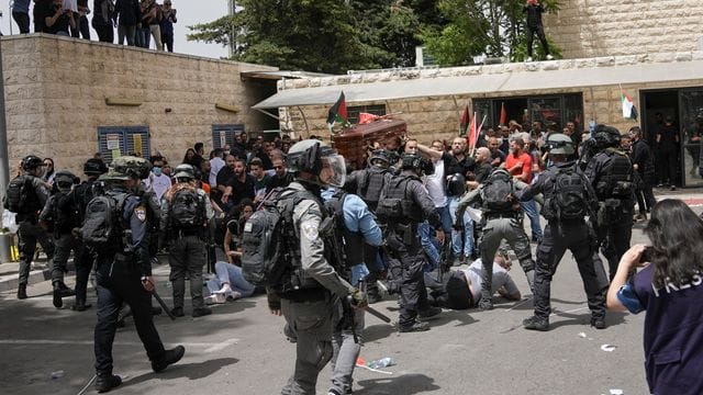 Tumult während der Beerdigung von Schirin Abu Akle in Jerusalem.