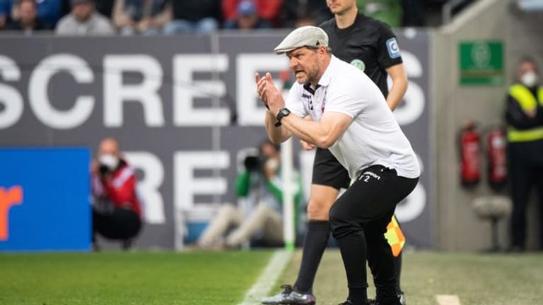 Kölns Trainer Steffen Baumgart treibt seine Mannschaft während einer Partie lautstark an.