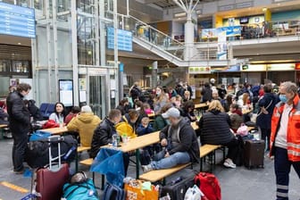 Aus der Ukraine geflüchtete Menschen werden Anfang April im Flughafen Erfurt-Weimar von Helfern betreut.