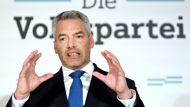 Österreichs Bundeskanzler Karl Nehammer während einer Pressekonferenz zur Umbildung der Bundesregierung.