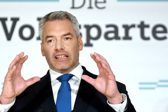 Österreichs Bundeskanzler Karl Nehammer während einer Pressekonferenz zur Umbildung der Bundesregierung.