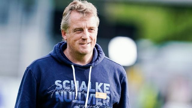 Trainer Mike Büskens hat den FC Schalke 04 wieder in die Bundesliga geführt.