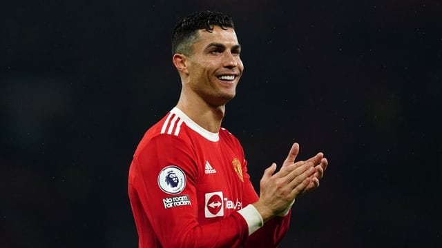 Cristiano Ronaldo steht bei Manchester United unter Vertrag. Cristiano Ronaldo steht bei Manchester United unter Vertrag.