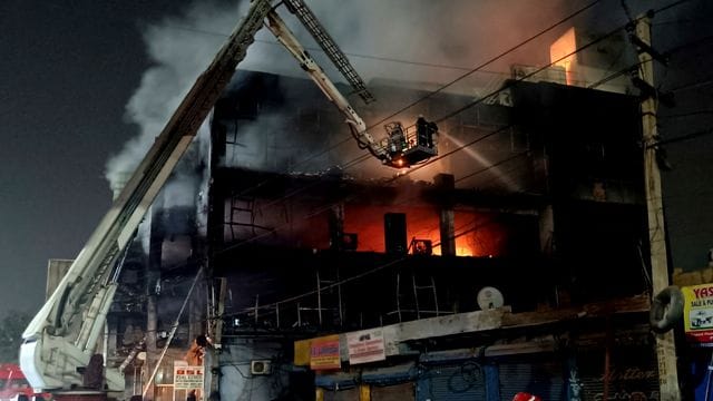 Feuerwehrleute versuchen, den Brand zu löschen.