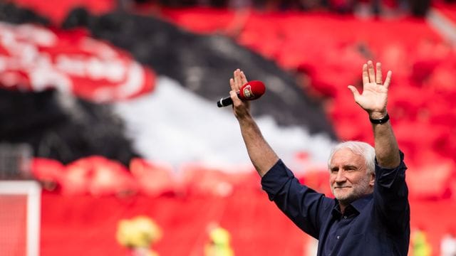 Rudi Völler wird von den Leverkusener Fans verabschiedet.