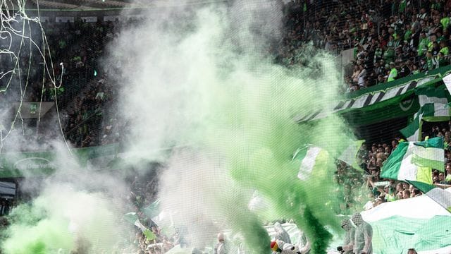Wolfsburger Fans brennen vor dem Spiel Pyrotechnik ab.