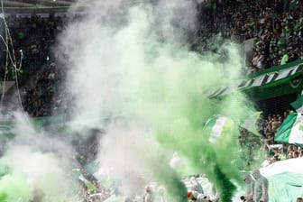 Wolfsburger Fans brennen vor dem Spiel Pyrotechnik ab.