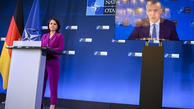 Der per Video zugeschaltete Nato-Generalsekretär Jens Stoltenberg äußert sich zusammen mit Annalena Baerbock (Bündnis 90/Die Grünen) bei einer Pressekonferenz am Ende des Treffens der Nato-Außenminister in Berlin.