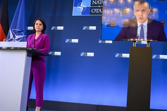 Der per Video zugeschaltete Nato-Generalsekretär Jens Stoltenberg äußert sich zusammen mit Annalena Baerbock (Bündnis 90/Die Grünen) bei einer Pressekonferenz am Ende des Treffens der Nato-Außenminister in Berlin.