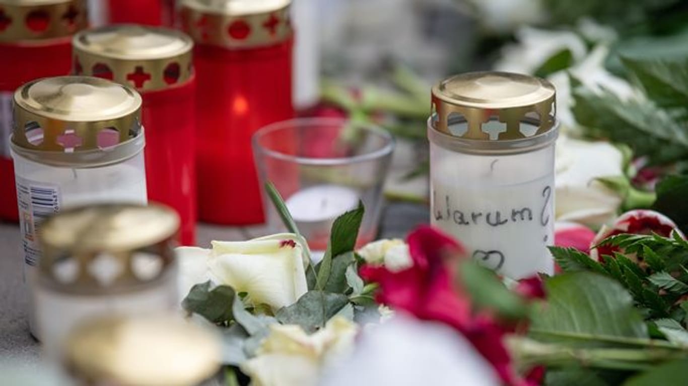 Mit Kerzen und Blumen an einer Gedenkstätte (Symbolbild): Der Verein "Schweigen durchbrechen" erinnert mit einer Gedenkveranstaltung an die Opfer.