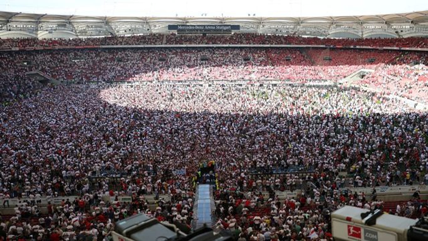 Nach dem Klassenerhalt der Stuttgarter stürmten die VfB-Fans den Platz.