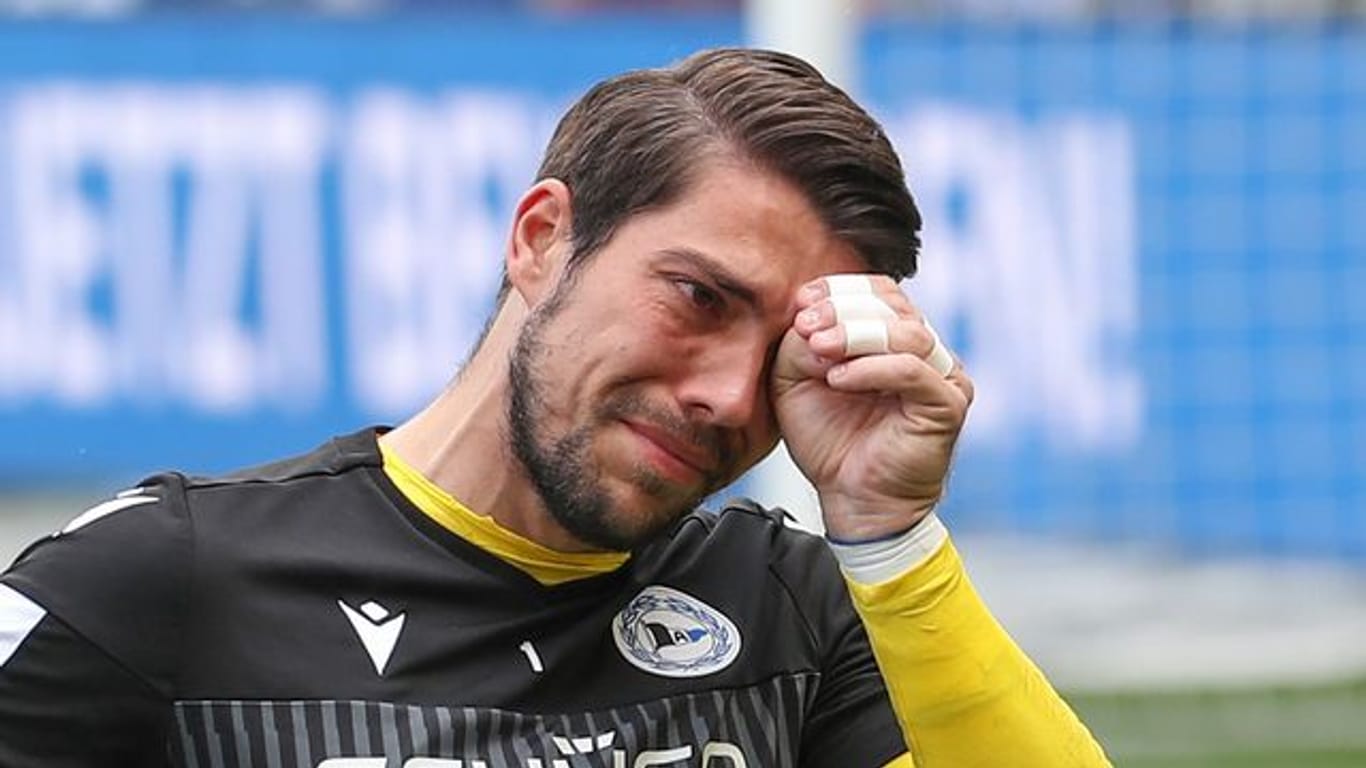 Bielefelds Torwart Stefan Ortega weint bei seiner Verabschiedung.