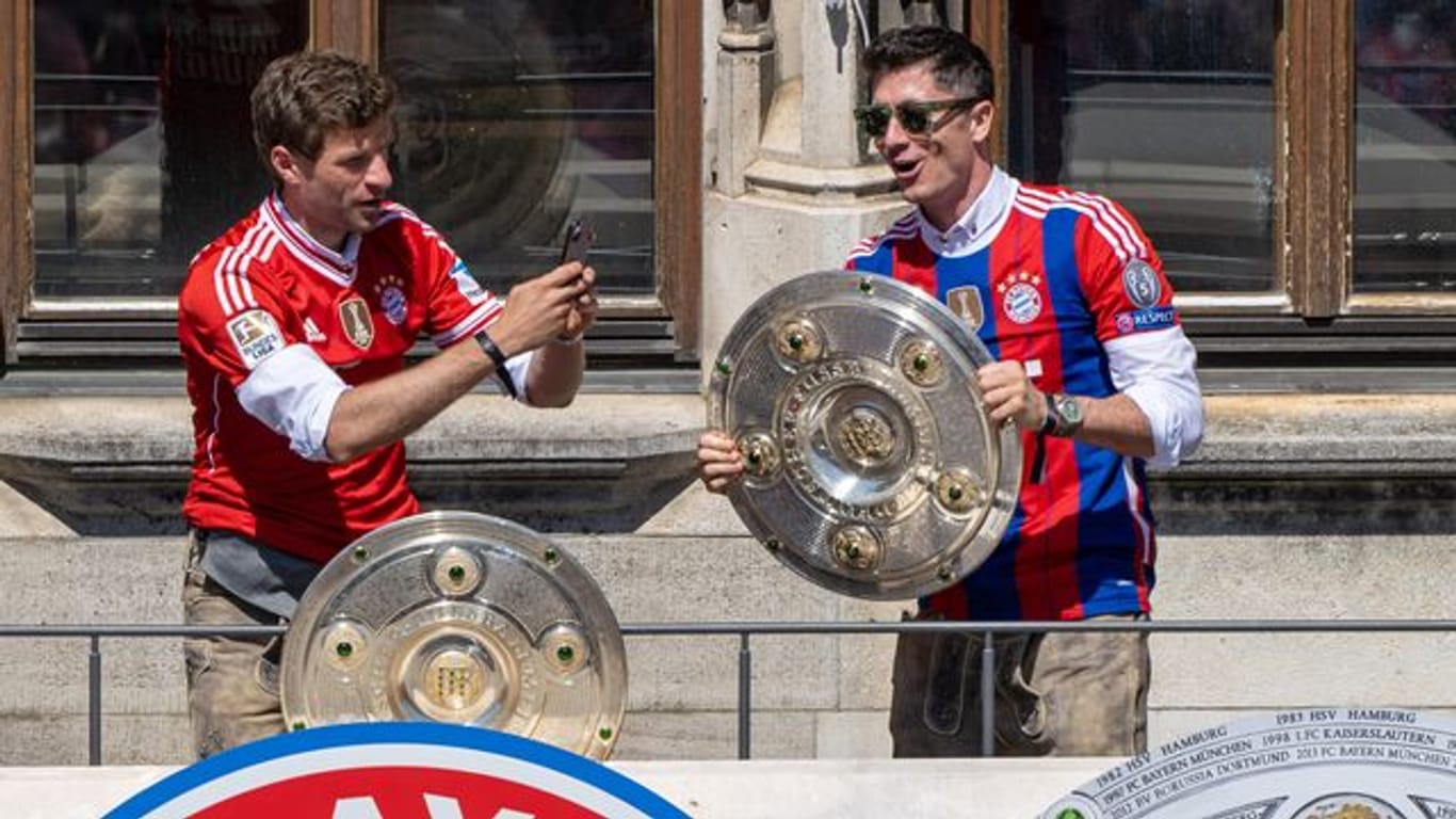 Thomas Müller (l) und Robert Lewandowski bei der Bayern-Meisterfeier auf dem Rathausbalkon.