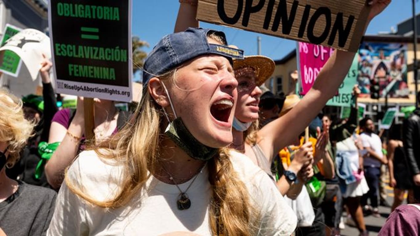 Einige nennen es den "Sommer der Wut": Zehntausende Amerikaner protestieren für Abtreibungsrechte.