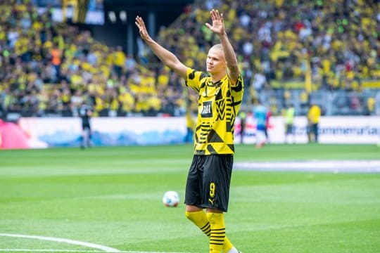 Erling Haaland verabschiedet sich von den BVB-Fans.