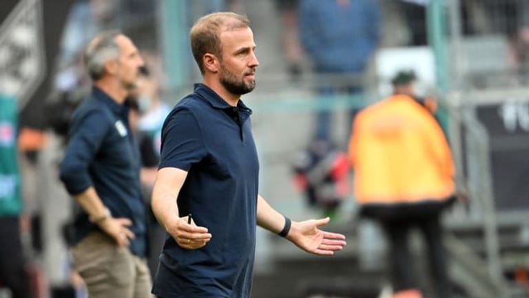 Hoffenheims Trainer Sebastian Hoeneß steht unter Druck.