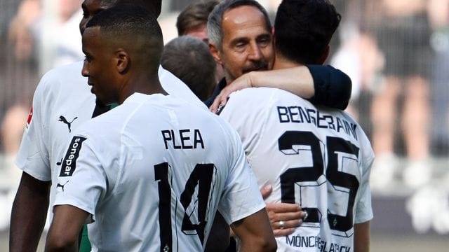 Trainer Adi Hütter bedankt sich bei den Gladbacher Spielern.